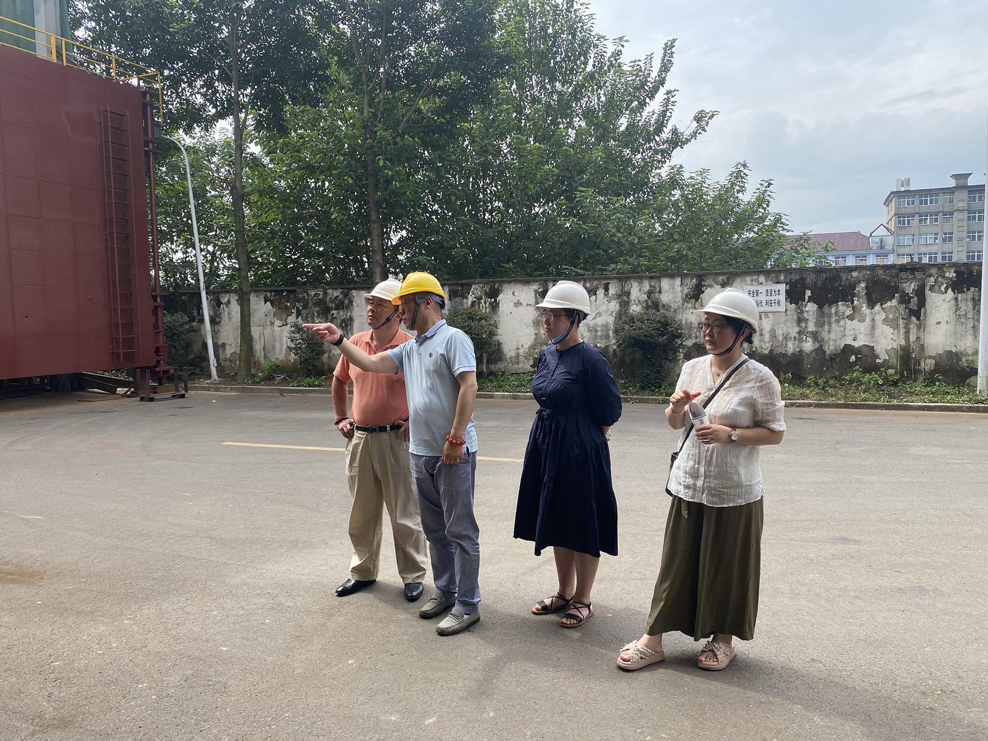 国防科工委协会领导来厂区考察 